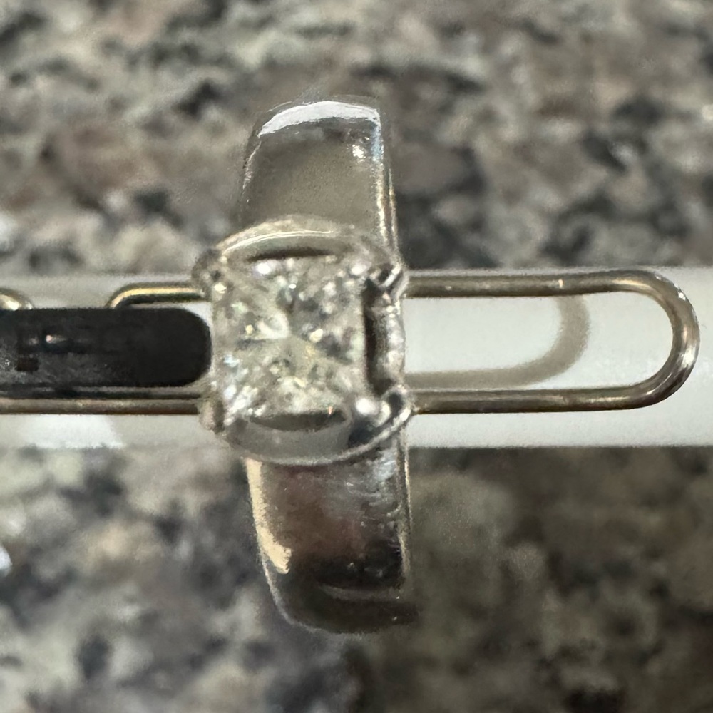 Elegant White Gold Women's Engagement Ring